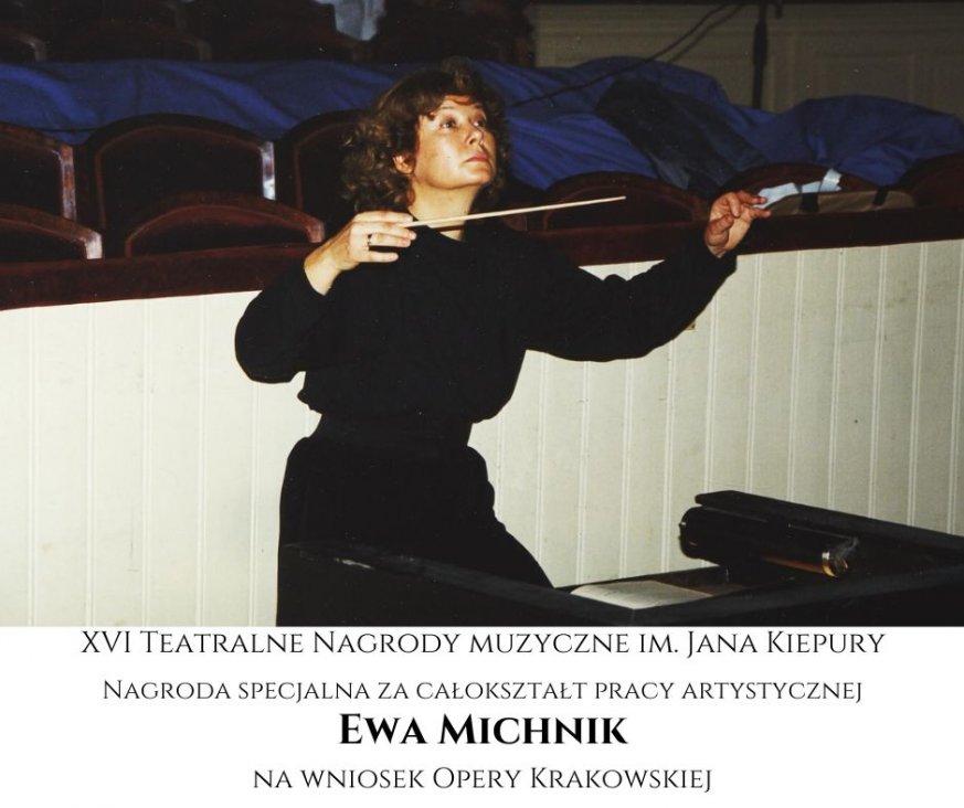 kolorowa fotografia przedstawiająca laureatkę nagrody za całokształt twórczości, Ewę Michnik, podczas dyrygowania