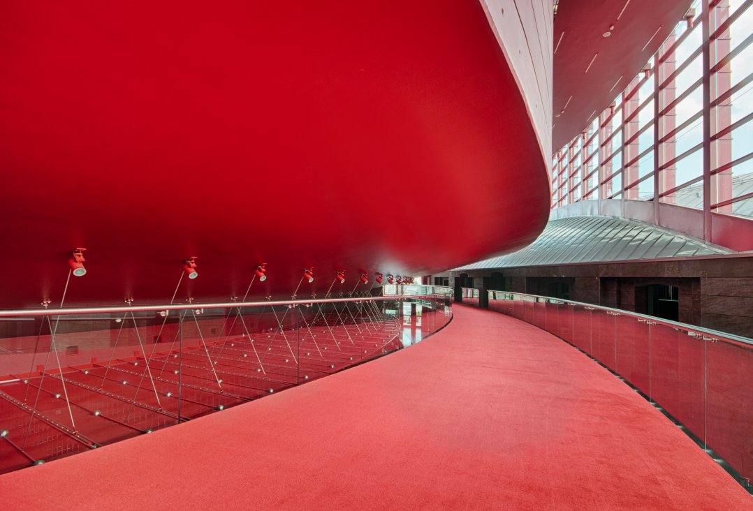 Fragment architektury Opery Krakowskiej. Czerwony dywan na pierwszym piętrze. W tle wejście na Antresolę