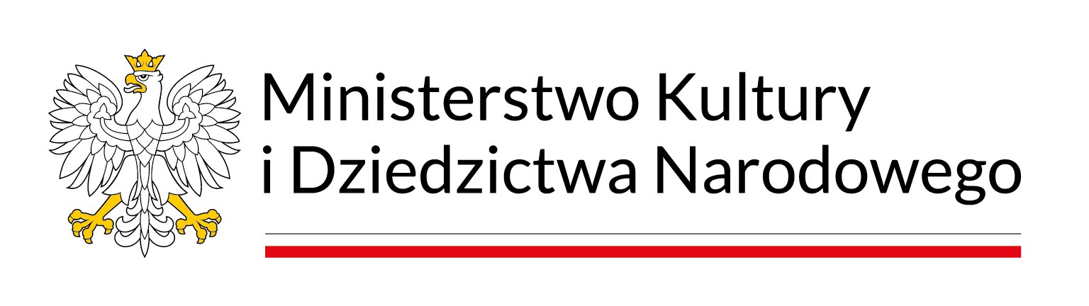 Logotyp to czarny napis Ministerstwo Kultury i Dziedzictwa Narodowego, po którego lewej stronie jest orzeł biały w koronie. Napis podkreśla linia w kolorze biało-czerwonym - takim jak flaga Polski.