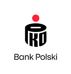 Duże litery PKO układają się w kształt walcowatej skarbonki. W literze P jest dziurka, przez którą wpadają do skarbonki monety. Nad skarbonką wisi czerwone koło symbolizujące monetę. Pod skarbonką widać napis Bank Polski ułożony z czarnych liter.