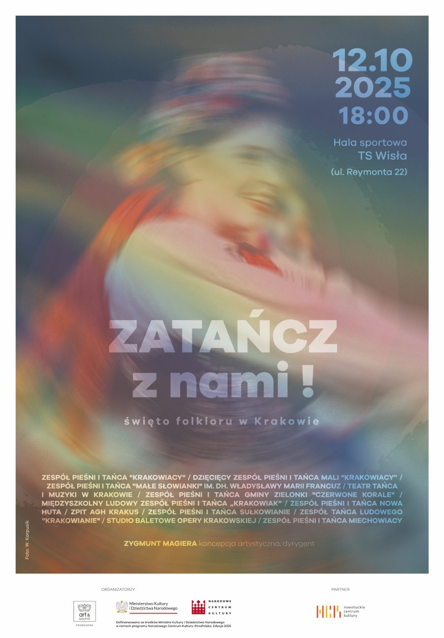 Roześmiana dziewczyna w ludowym stroju i wianku wiruje w tańcu. Otaczają ją tęczowe, żywe barwy.