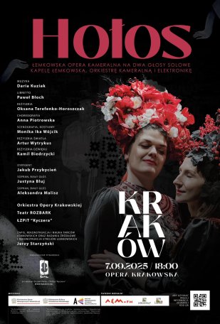 Dwie siostry w ozdobnych kwietnych wieńcach na głowie oraz w strojach łemkowskich stoją obok siebie. W tle widać zarys łemkowskiego kostiumy ludowego, a po lewej biały łańcuch.