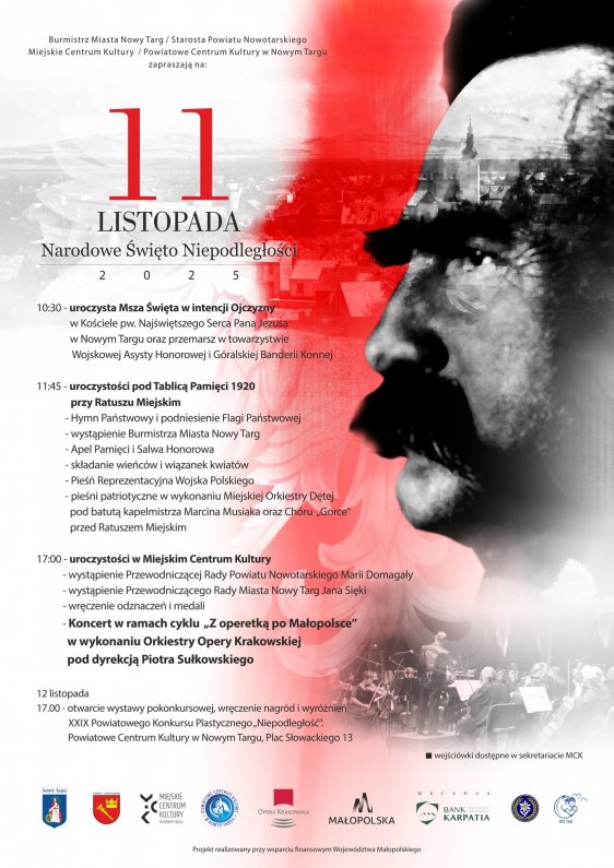 Profilowe ujęcie Józefa Piłsudskiego na biało-czerwonym tle. Widać też zarys miasta oraz grającej orkiestry.