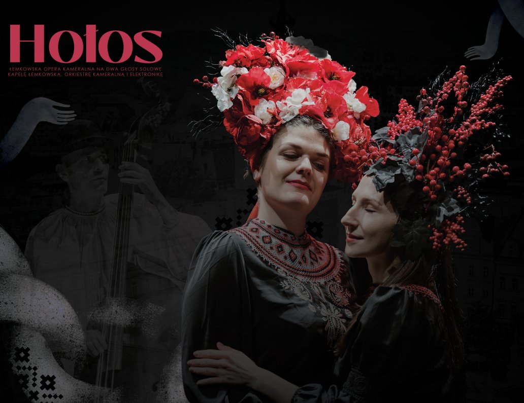 Dwie siostry w ozdobnych kwietnych wieńcach na głowie oraz w strojach łemkowskich stoją obok siebie. W tle widać zarys łemkowskiego kostiumy ludowego, a po lewej biały łańcuch.